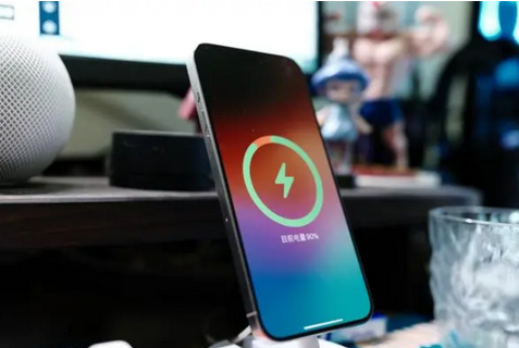 涪城苹果15换屏服务分享用什么充电器给iPhone15充电更好 